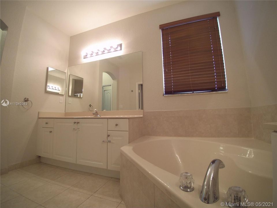 Vendido Recientemente: $499,900 (4 camas, 3 baños, 2118 Pies cuadrados)
