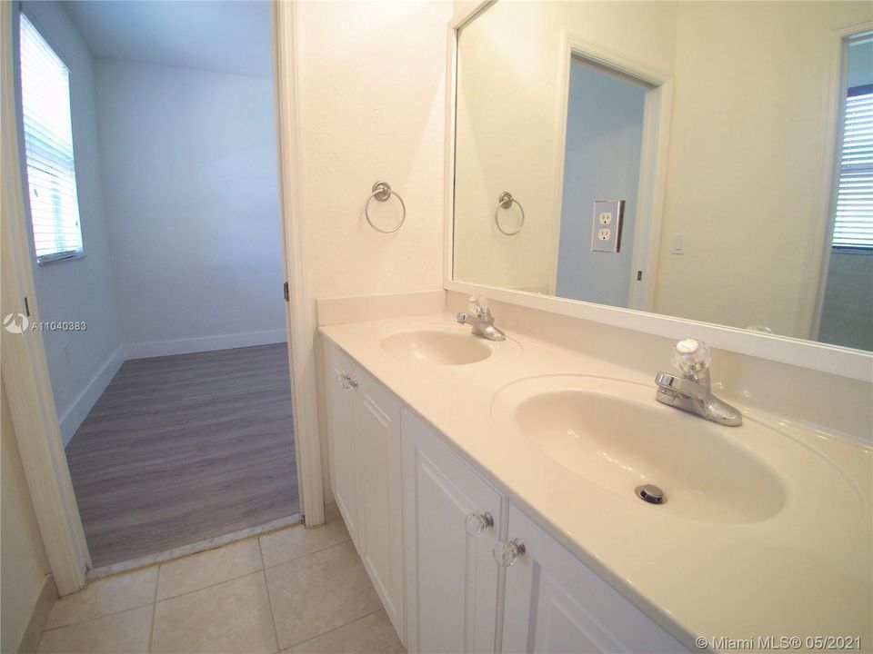 Vendido Recientemente: $499,900 (4 camas, 3 baños, 2118 Pies cuadrados)