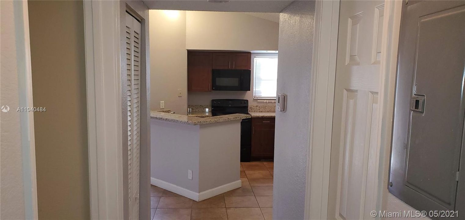 Recently Rented: $1,640 (2 beds, 1 baths, 965 Square Feet)