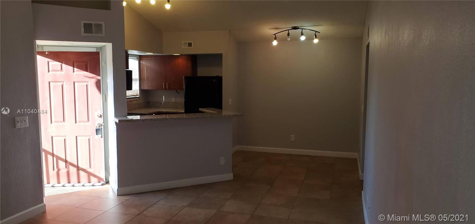Recently Rented: $1,640 (2 beds, 1 baths, 965 Square Feet)