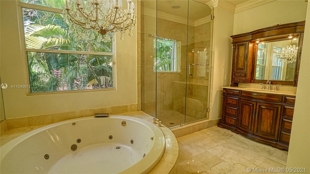 最近售出: $900,000 (3 贝兹, 3 浴室, 2740 平方英尺)