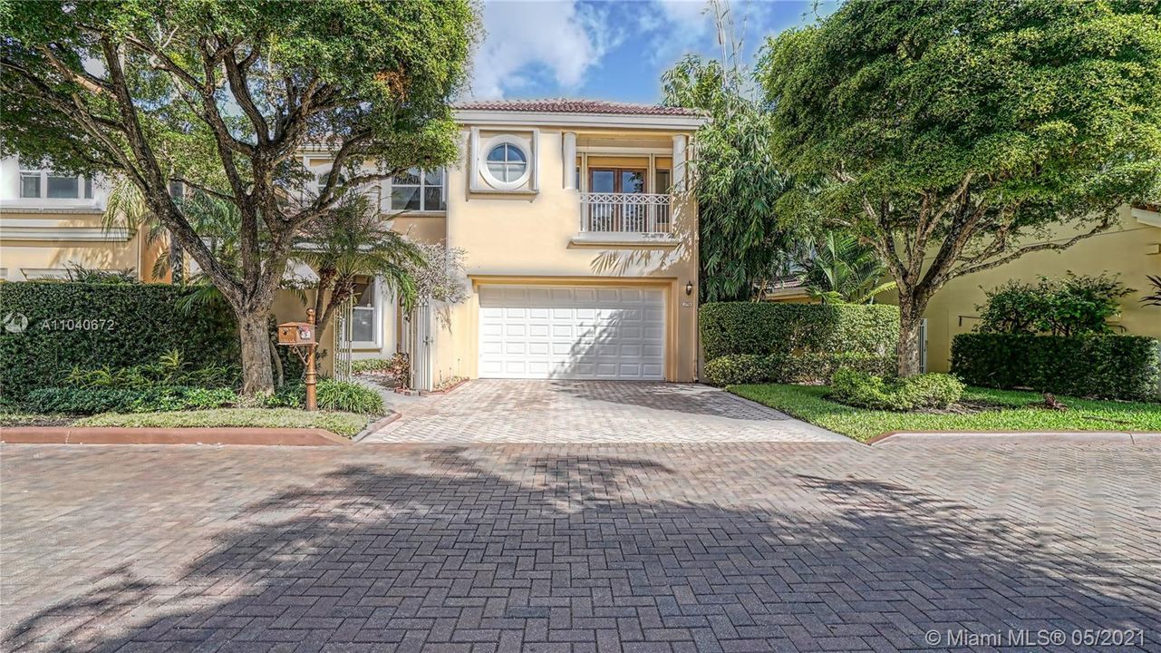 Recently Sold: $900,000 (3 beds, 3 baths, 2740 Square Feet)