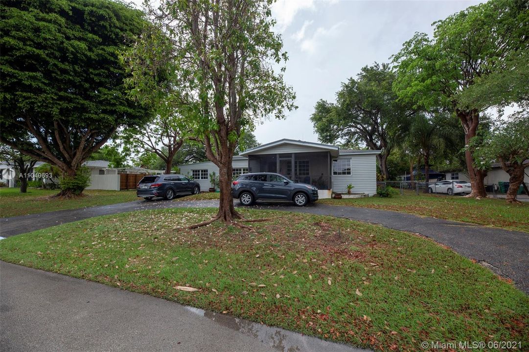 Recently Sold: $549,000 (3 beds, 2 baths, 1988 Square Feet)