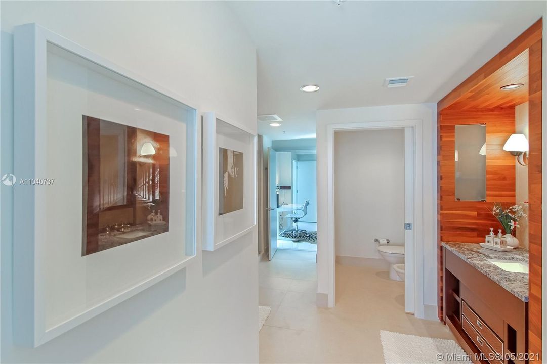 最近售出: $4,000,000 (4 贝兹, 3 浴室, 2670 平方英尺)