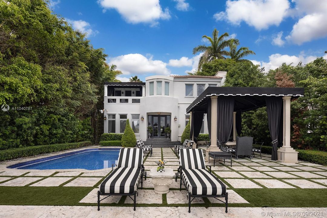 Recently Sold: $9,500,000 (6 beds, 5 baths, 5054 Square Feet)