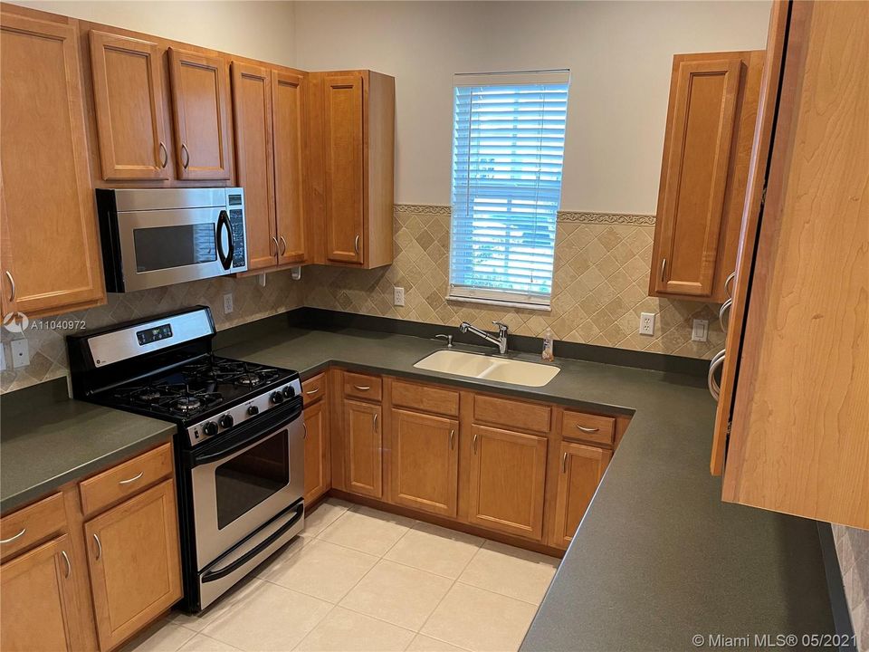 Recently Rented: $2,700 (2 beds, 2 baths, 1212 Square Feet)