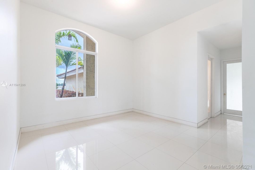 Recently Sold: $1,199,000 (5 beds, 4 baths, 3773 Square Feet)