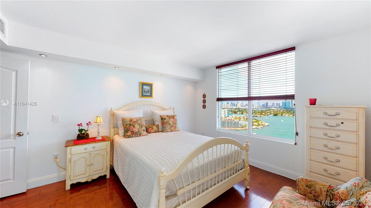 Recently Sold: $998,000 (2 beds, 2 baths, 1220 Square Feet)