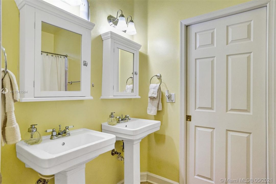 Недавно арендовано: $8,500 (5 спален, 3 ванн, 3400 Квадратных фут)