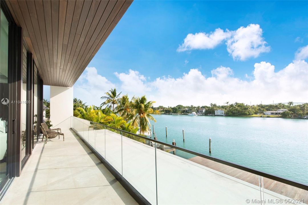 Recently Sold: $18,900,000 (5 beds, 5 baths, 5437 Square Feet)