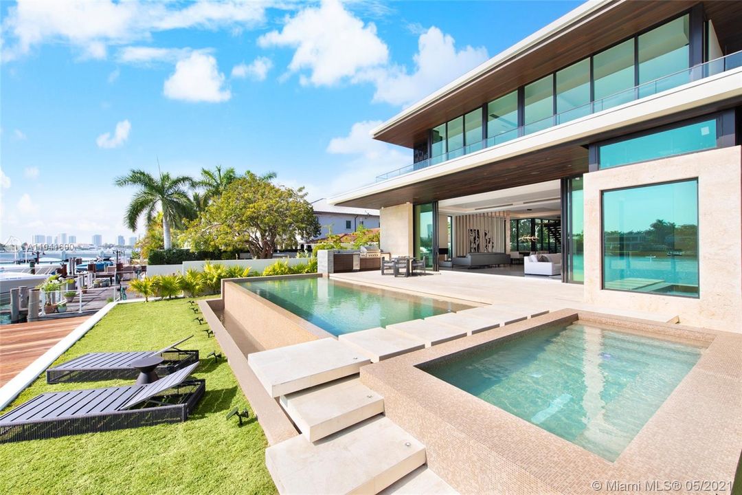 Recently Sold: $18,900,000 (5 beds, 5 baths, 5437 Square Feet)