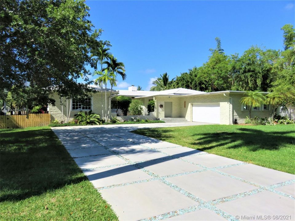 Recently Sold: $3,650,000 (4 beds, 3 baths, 2257 Square Feet)