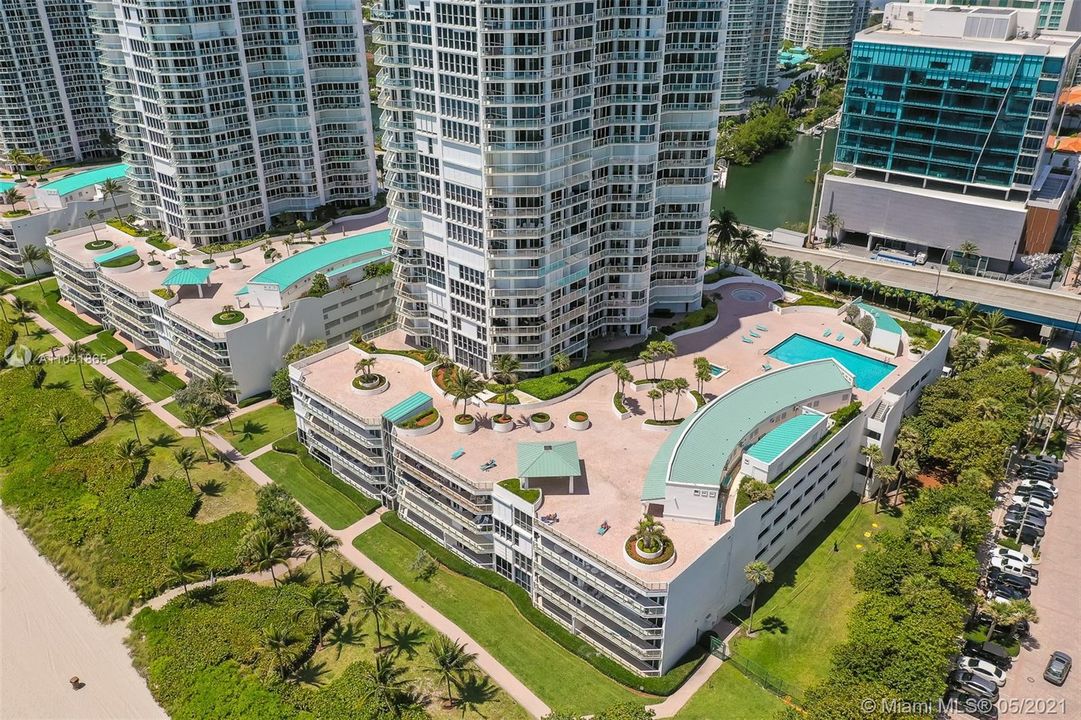 Recently Sold: $1,100,000 (2 beds, 2 baths, 1460 Square Feet)
