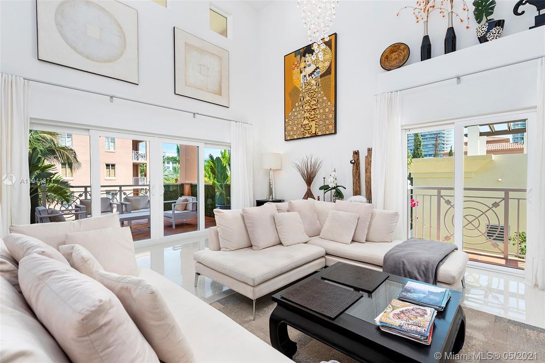 Recently Sold: $2,685,000 (4 beds, 4 baths, 2440 Square Feet)