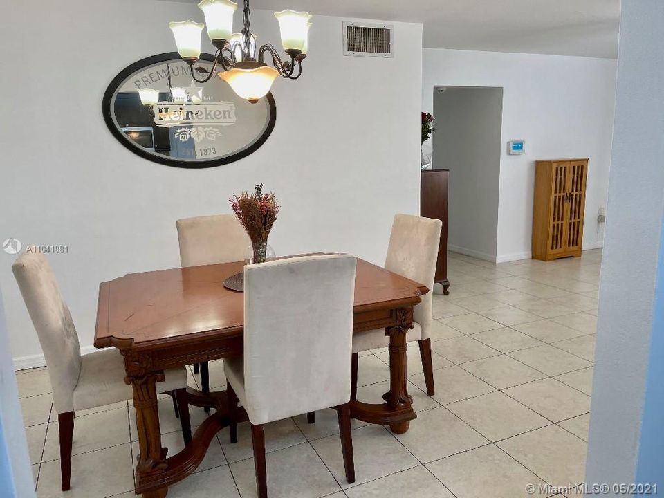 Vendido Recientemente: $439,900 (3 camas, 2 baños, 1249 Pies cuadrados)