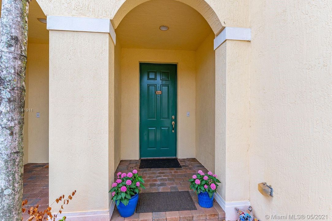 Recently Sold: $365,000 (3 beds, 2 baths, 1696 Square Feet)