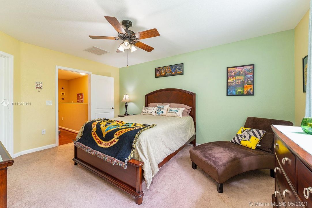 Recently Sold: $365,000 (3 beds, 2 baths, 1696 Square Feet)