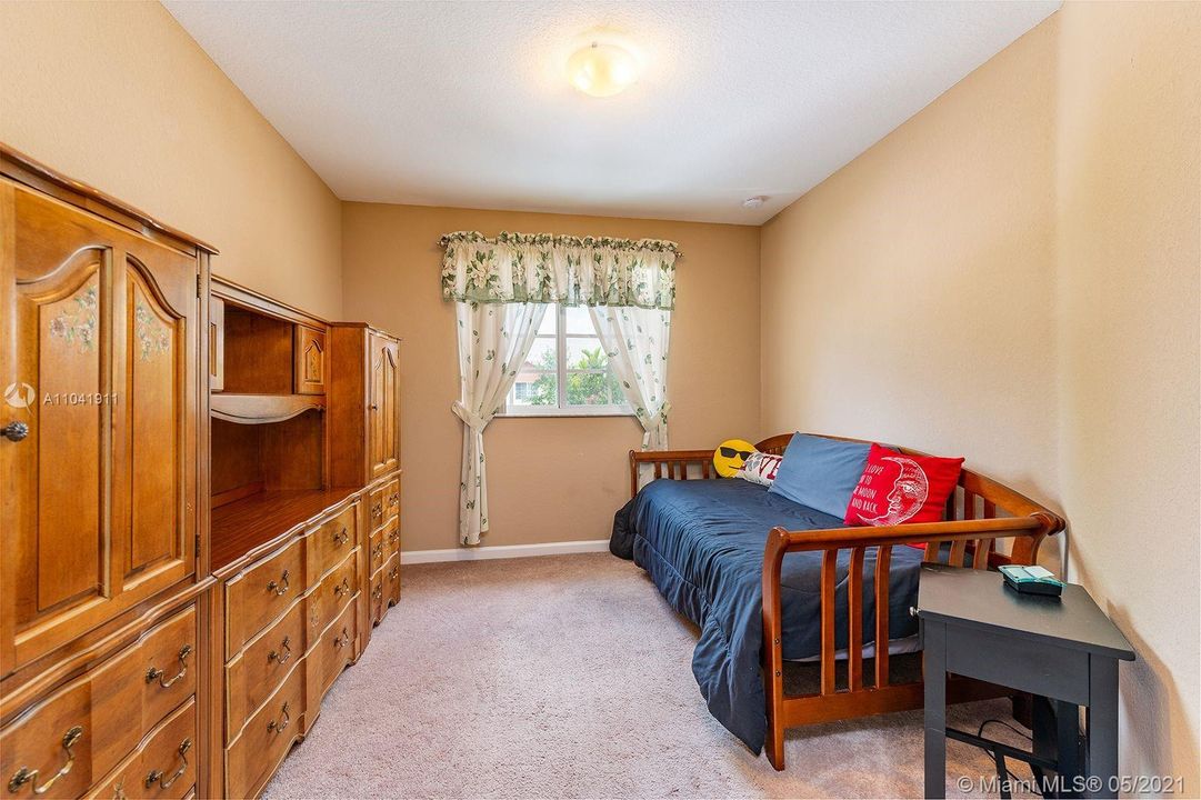 Recently Sold: $365,000 (3 beds, 2 baths, 1696 Square Feet)