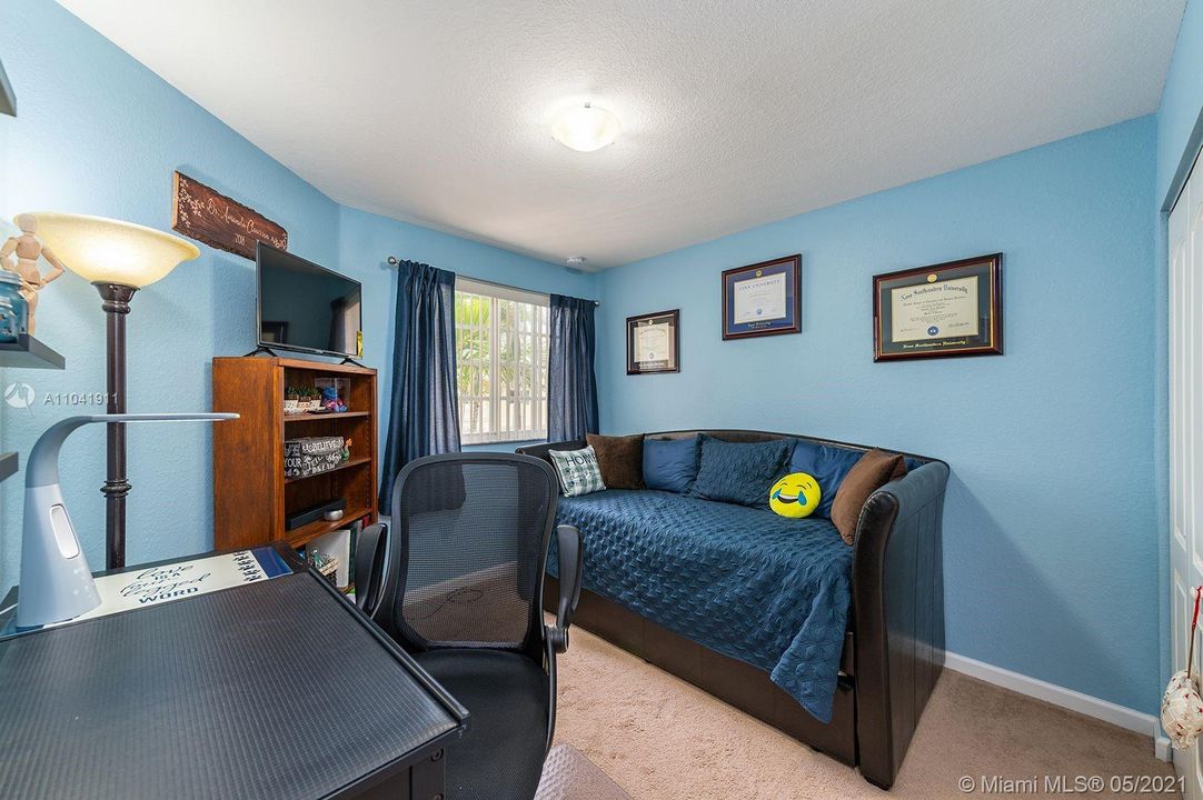 Recently Sold: $365,000 (3 beds, 2 baths, 1696 Square Feet)