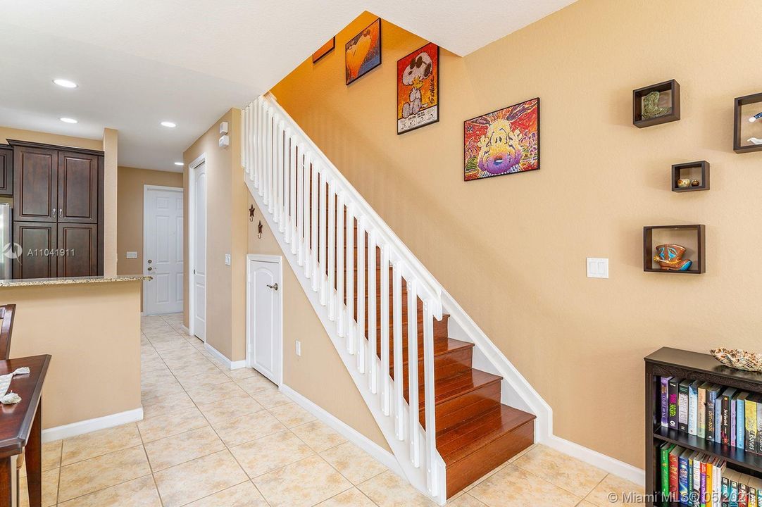 Recently Sold: $365,000 (3 beds, 2 baths, 1696 Square Feet)