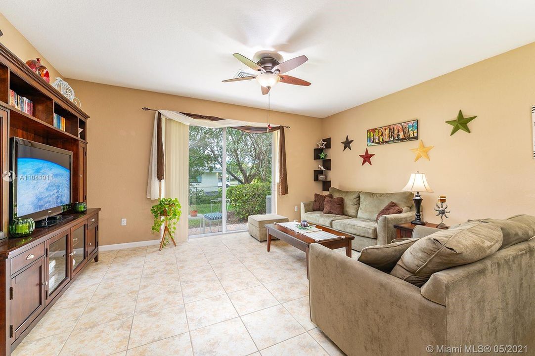 Recently Sold: $365,000 (3 beds, 2 baths, 1696 Square Feet)