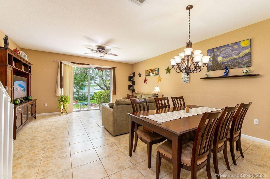 Recently Sold: $365,000 (3 beds, 2 baths, 1696 Square Feet)