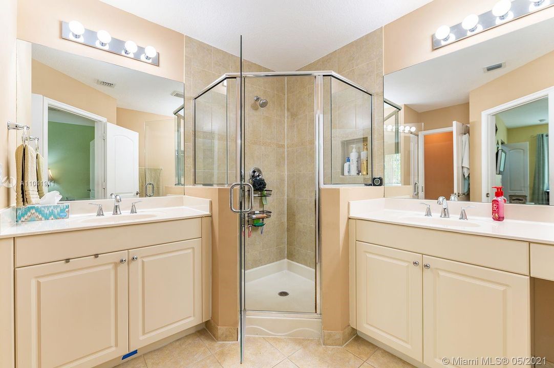 Recently Sold: $365,000 (3 beds, 2 baths, 1696 Square Feet)