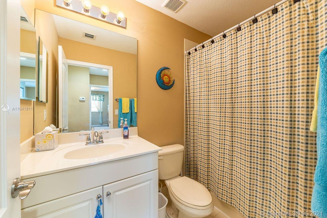 Recently Sold: $365,000 (3 beds, 2 baths, 1696 Square Feet)