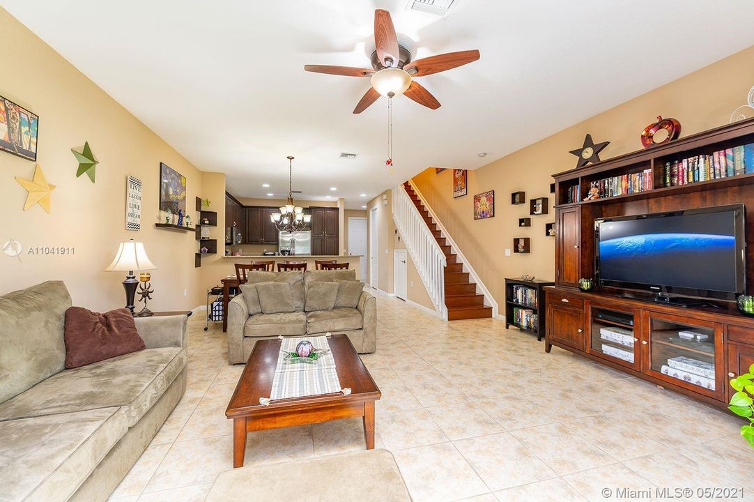 Recently Sold: $365,000 (3 beds, 2 baths, 1696 Square Feet)