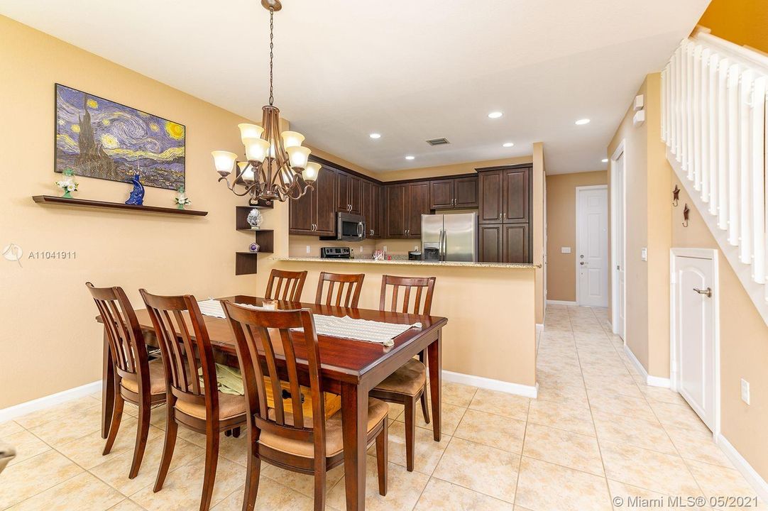 Recently Sold: $365,000 (3 beds, 2 baths, 1696 Square Feet)