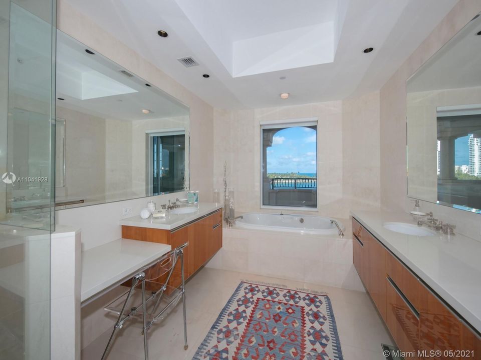 最近租的: $35,000 (4 贝兹, 4 浴室, 3690 平方英尺)
