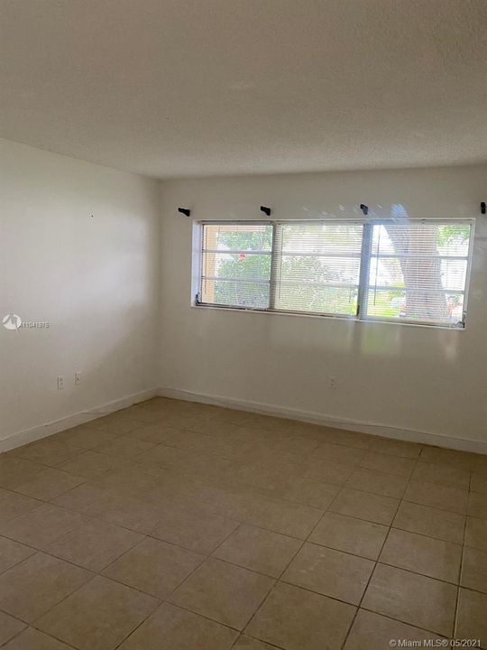 Recently Rented: $1,300 (1 beds, 1 baths, 700 Square Feet)