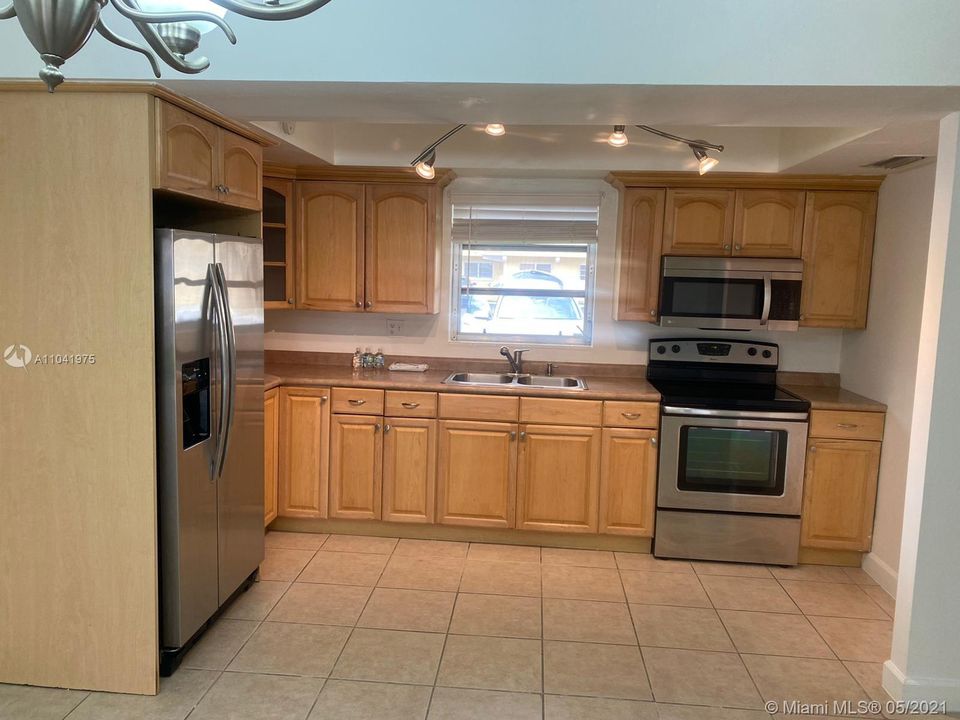 Recently Rented: $1,300 (1 beds, 1 baths, 700 Square Feet)