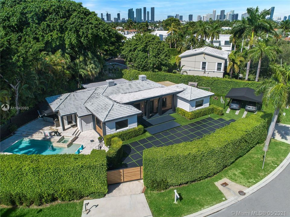 Recently Sold: $2,950,000 (4 beds, 3 baths, 2826 Square Feet)