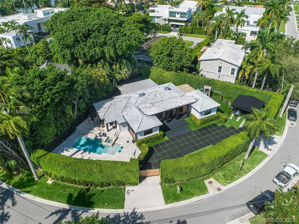 Recently Sold: $2,950,000 (4 beds, 3 baths, 2826 Square Feet)