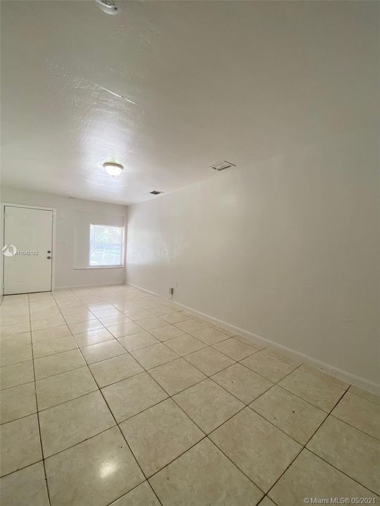 Recently Rented: $1,300 (1 beds, 1 baths, 750 Square Feet)