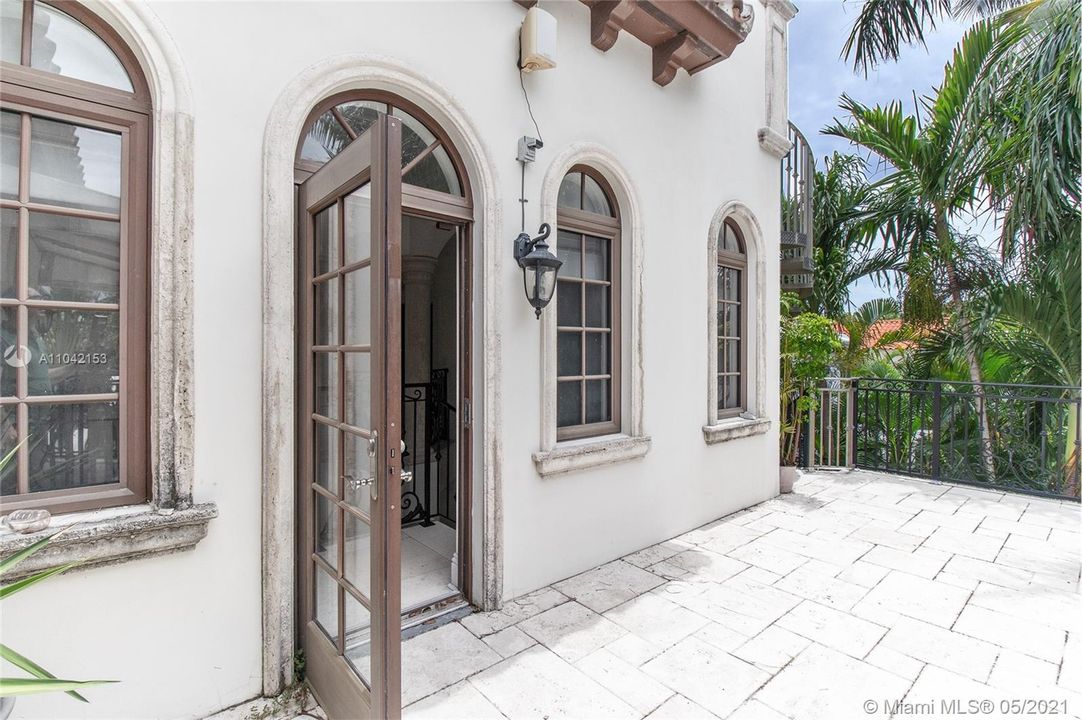 Recently Sold: $2,499,000 (4 beds, 4 baths, 3620 Square Feet)