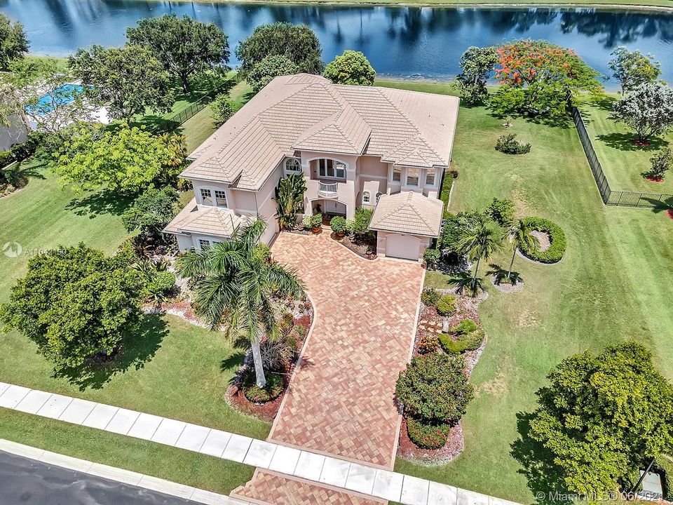 Recently Sold: $1,749,900 (5 beds, 5 baths, 5287 Square Feet)
