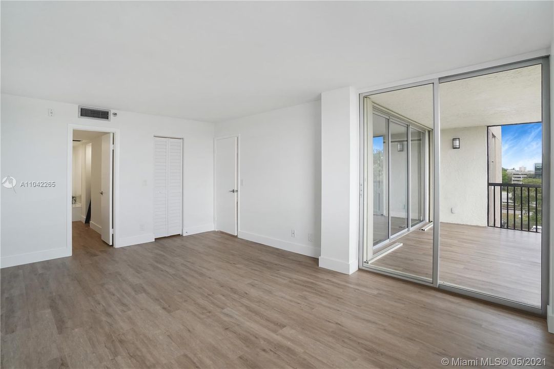 Recently Sold: $330,000 (3 beds, 2 baths, 1374 Square Feet)