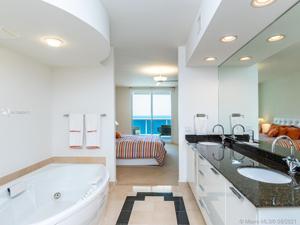 Recently Sold: $1,295,000 (2 beds, 2 baths, 1903 Square Feet)