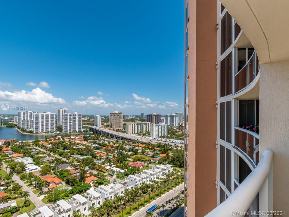 Recently Sold: $1,295,000 (2 beds, 2 baths, 1903 Square Feet)