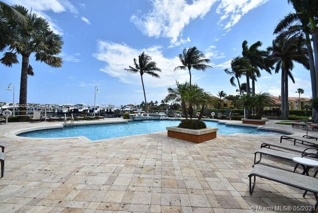 Recently Sold: $255,000 (2 beds, 2 baths, 1105 Square Feet)