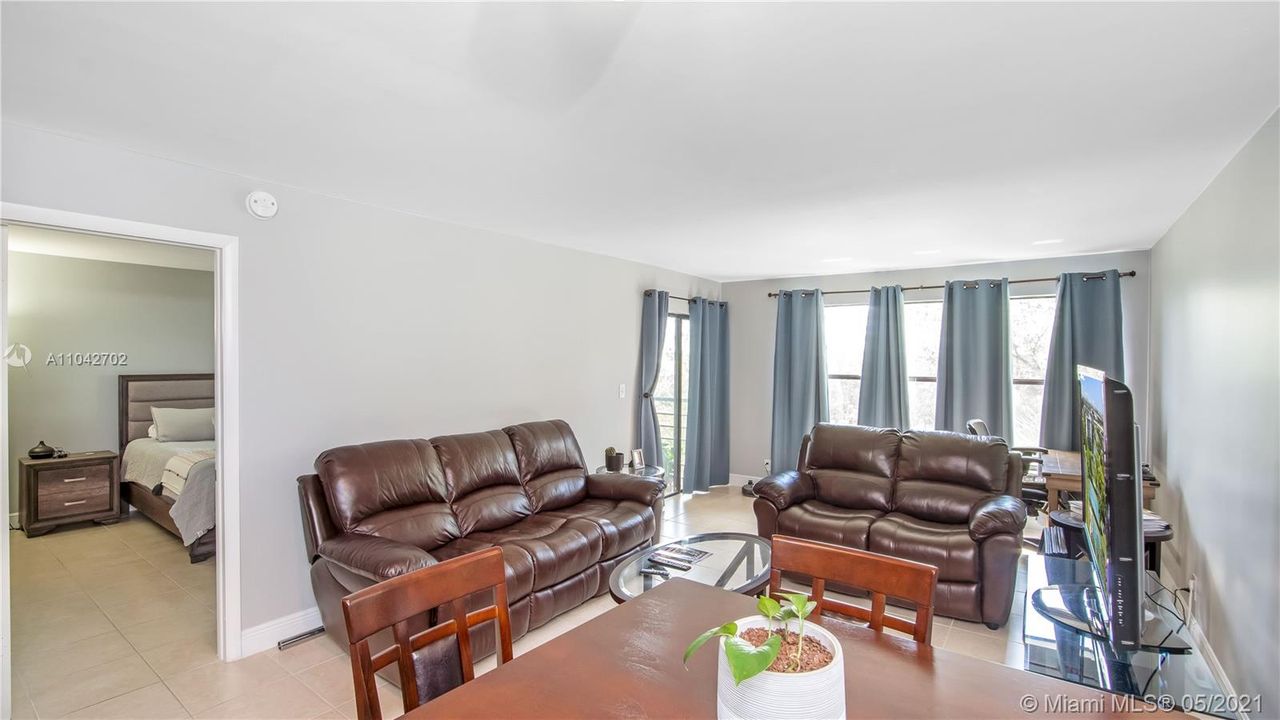 Recently Sold: $155,000 (1 beds, 1 baths, 810 Square Feet)