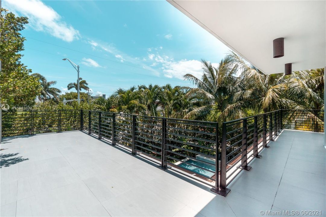 Recently Sold: $3,300,000 (5 beds, 5 baths, 2857 Square Feet)