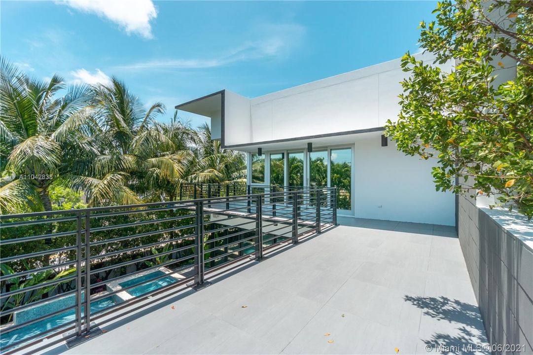 Recently Sold: $3,300,000 (5 beds, 5 baths, 2857 Square Feet)