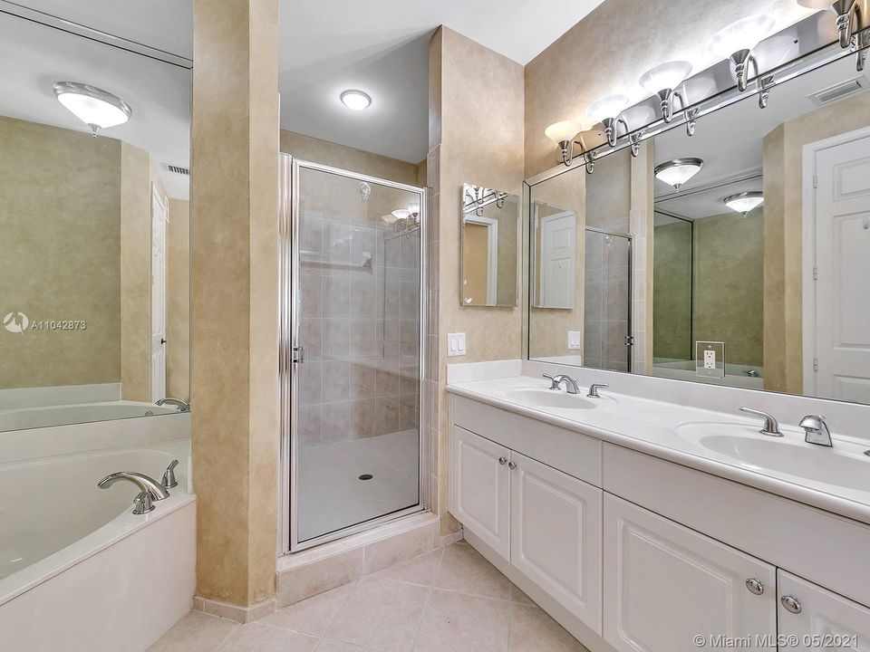 最近售出: $550,000 (3 贝兹, 2 浴室, 1560 平方英尺)