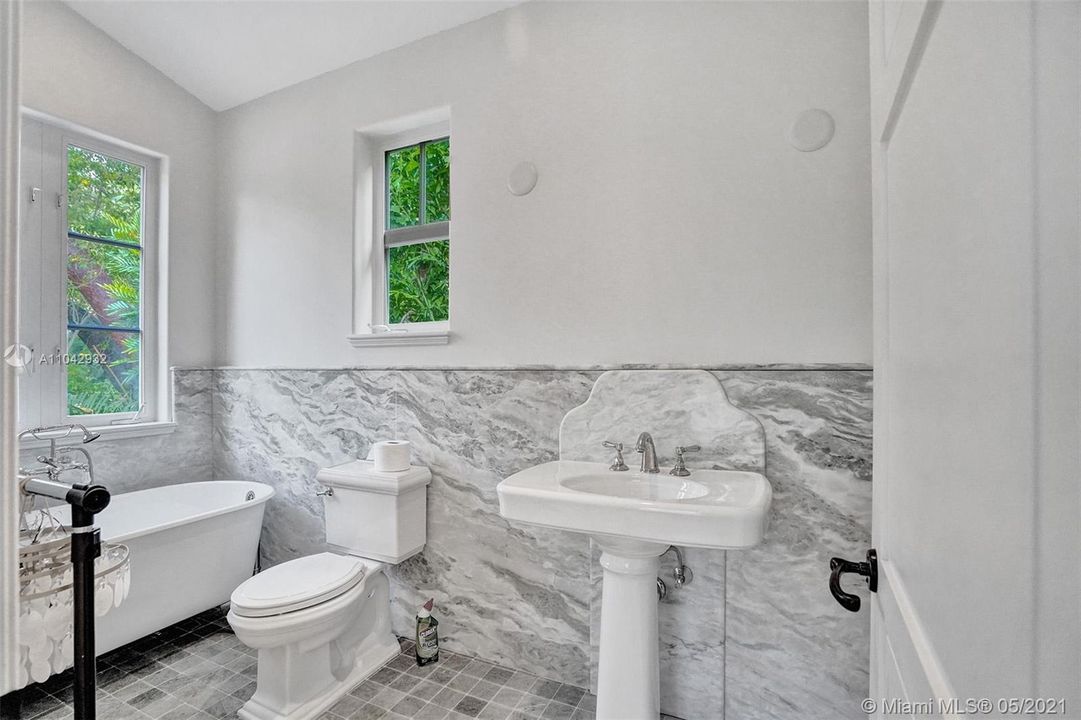 Recently Sold: $6,800,000 (3 beds, 3 baths, 4800 Square Feet)