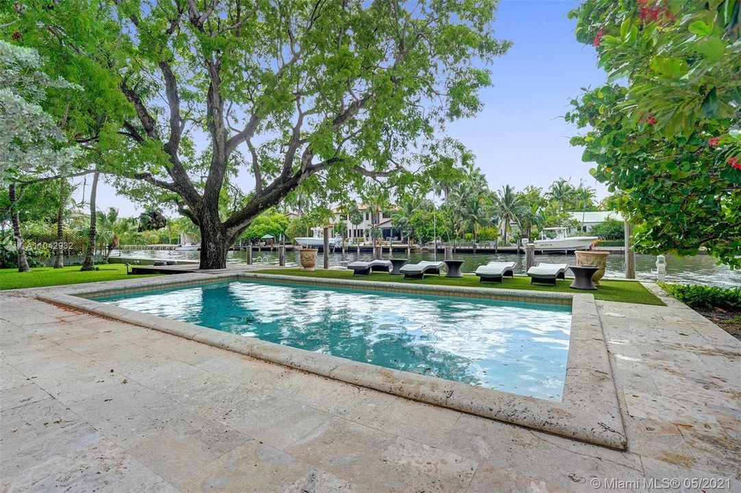 Heated pool with 150' of the canal. Sospiro canal is protected from the New river traffic. The property is a short walk to Colee Hammock Park and Las Olas.