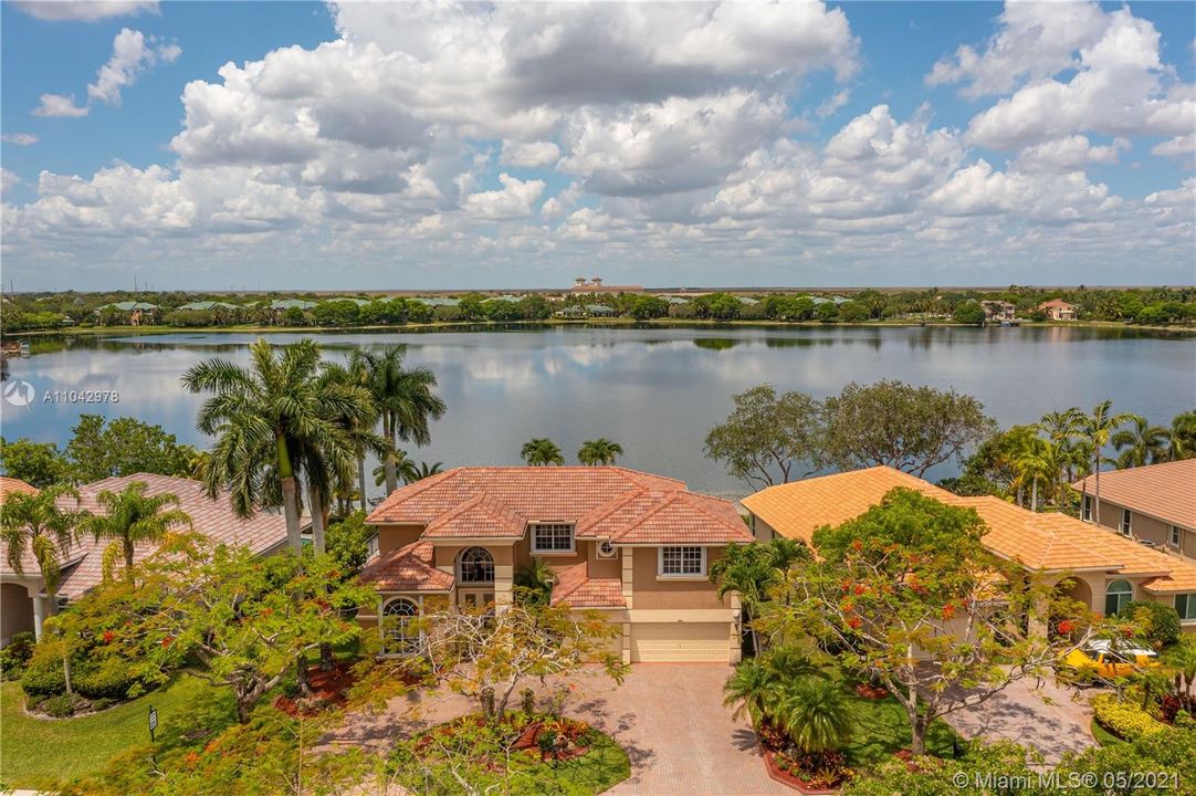 Recently Sold: $999,000 (5 beds, 4 baths, 3204 Square Feet)