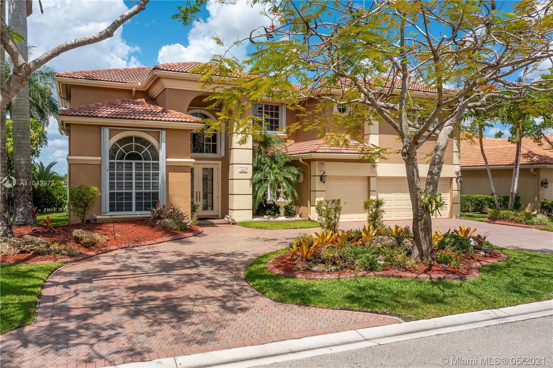 Recently Sold: $999,000 (5 beds, 4 baths, 3204 Square Feet)